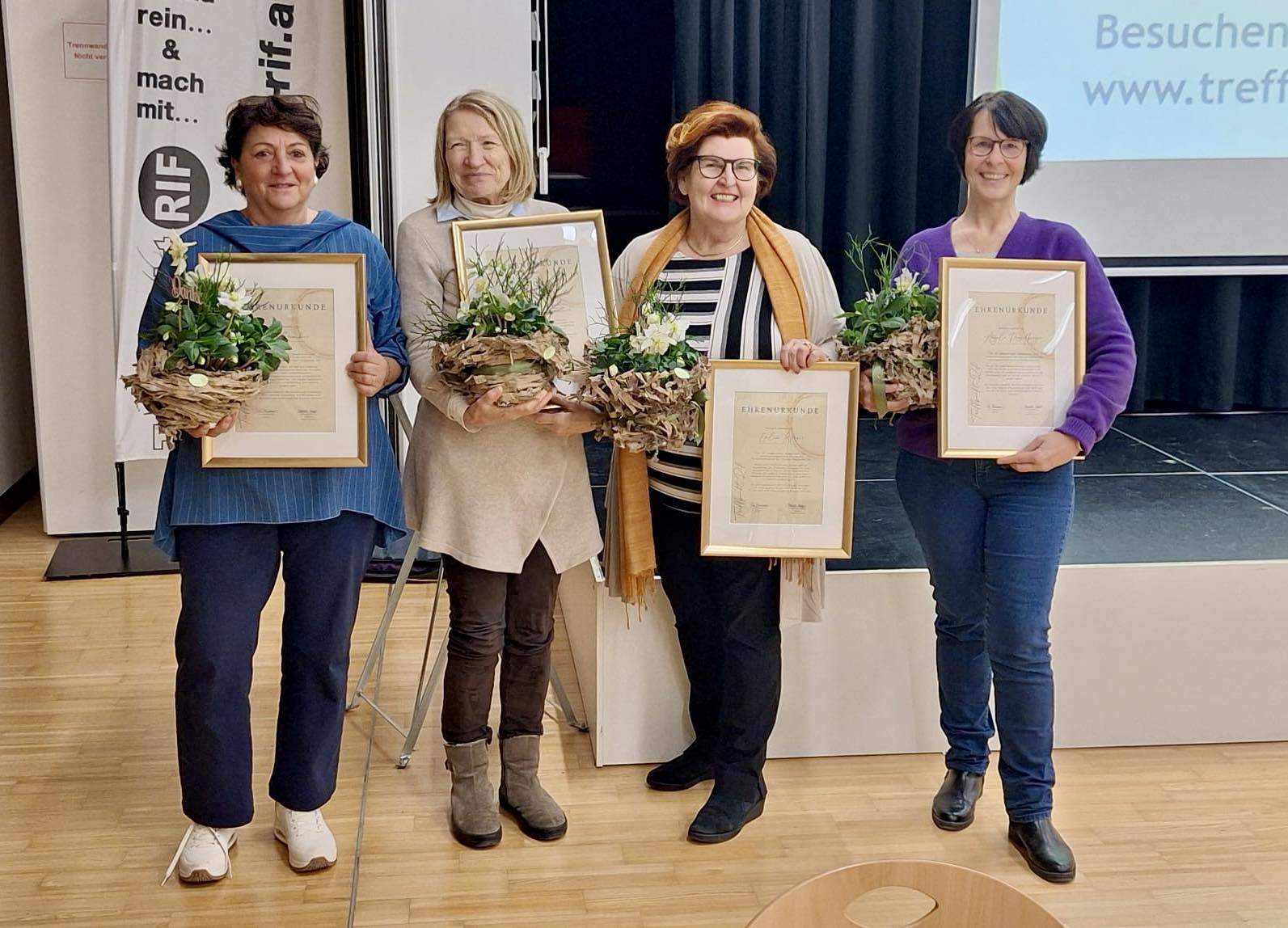 die ehemaligen Vorstandsmitglieder Monika, Maria, Eveline und Angela